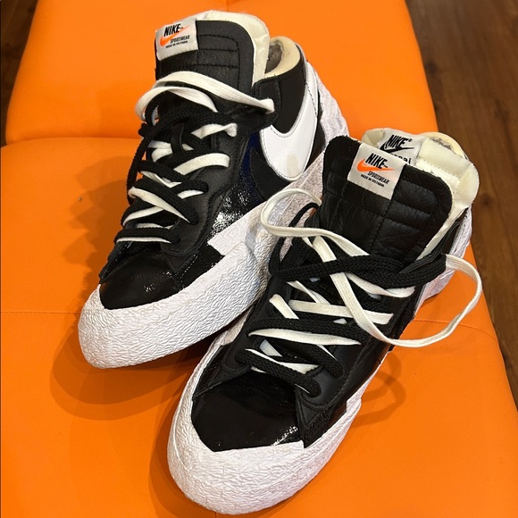 Nike Men  Black and White Sneakers - Picture 2 of 2